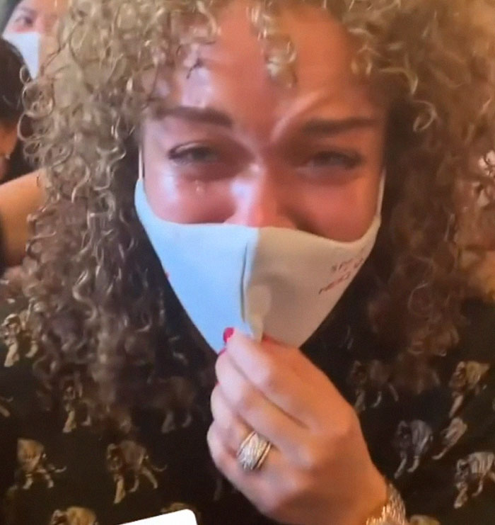 CEO Gives All Of Her 500+ Employees $10,000 Each And Two First-Class Tickets To Anywhere In The World CEO Gives All Of Her 500+ Employees $10,000 Each And Two First-Class Tickets To Anywhere In The World