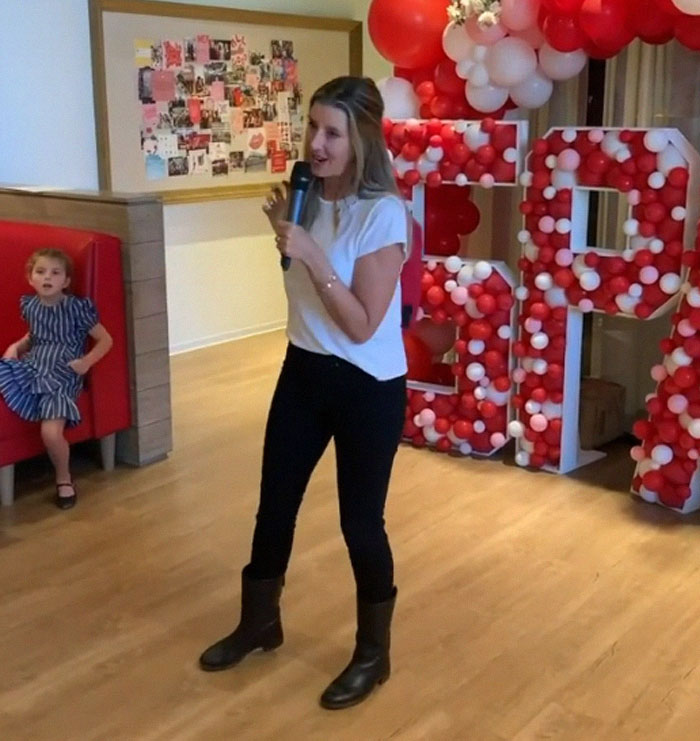 CEO Gives All Of Her 500+ Employees $10,000 Each And Two First-Class Tickets To Anywhere In The World CEO Gives All Of Her 500+ Employees $10,000 Each And Two First-Class Tickets To Anywhere In The World