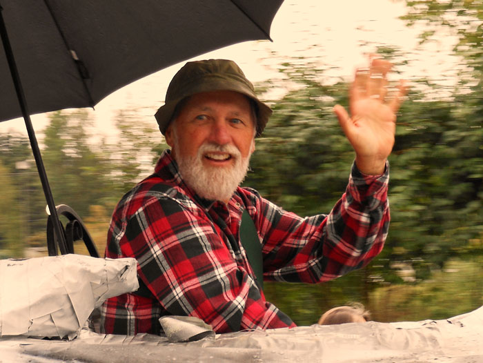 People Who Are Supposedly Relatives Of Celebs Share What They're Like Behind Closed Doors At Family Reunions (40 Stories)