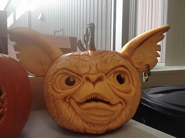Mi amigo del trabajo talló esto en nuestro concurso anual de tallado de calabazas del trabajo, fue su primera calabaza y le llevó 10 horas