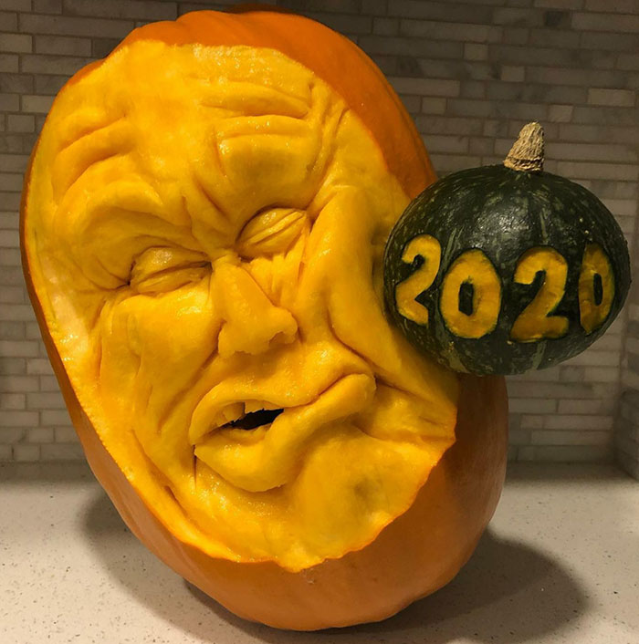 Mi amigo talla las mejores calabazas, la mitad de mi emoción de Halloween es esperar a ver qué se le ocurre, aquí está la de este año