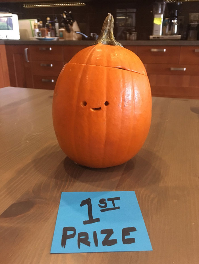 Trabajo en un estudio de animación con algunos de los mejores artistas que he conocido y esta es la calabaza que ganó nuestro concurso de tallado ayer