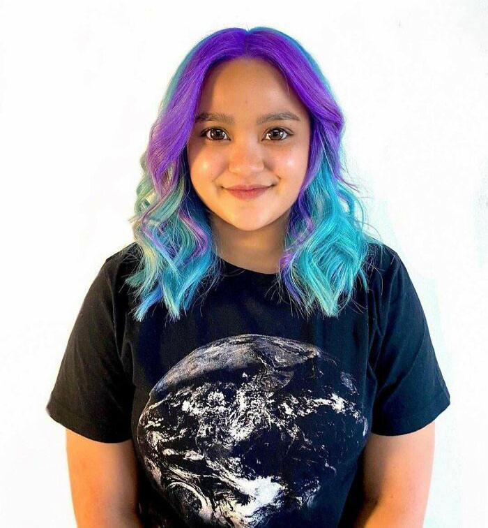 Hairdresser Uses Weird Eye Filter On All Her Clients