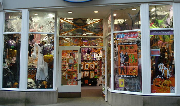 "You People Are Insane": People Online Are Surprised By Halloween Stores In The US That Are Only There For This Specific Period Of Time "You People Are Insane": People Online Are Surprised By Halloween Stores In The US That Are Only There For This Specific Period Of Time