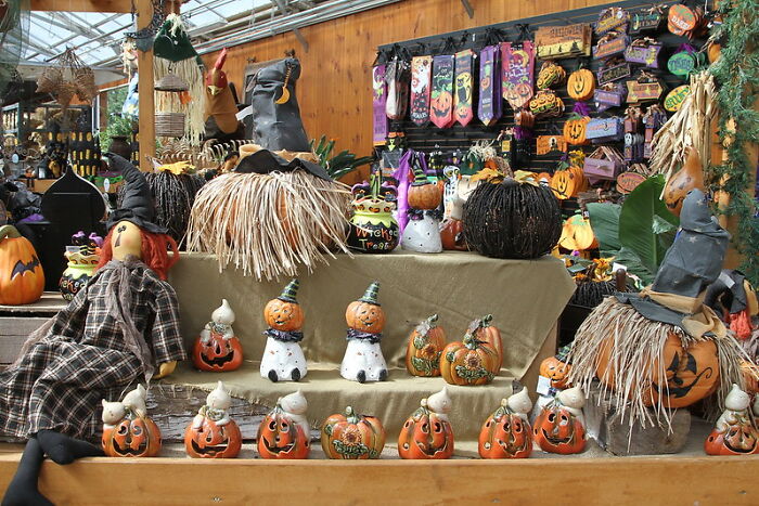 "You People Are Insane": People Online Are Surprised By Halloween Stores In The US That Are Only There For This Specific Period Of Time "You People Are Insane": People Online Are Surprised By Halloween Stores In The US That Are Only There For This Specific Period Of Time