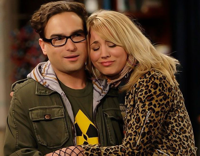 Leonard Hofstadter and Penny hugging