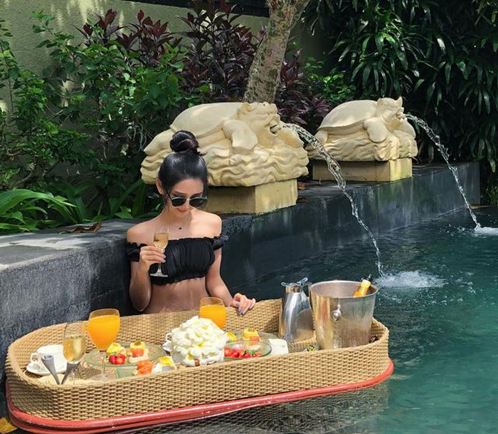 "That's Cheating": Woman Goes Viral For Exposing Chinese Influencers That Fake Being Rich So Well, You'd Never Realize It