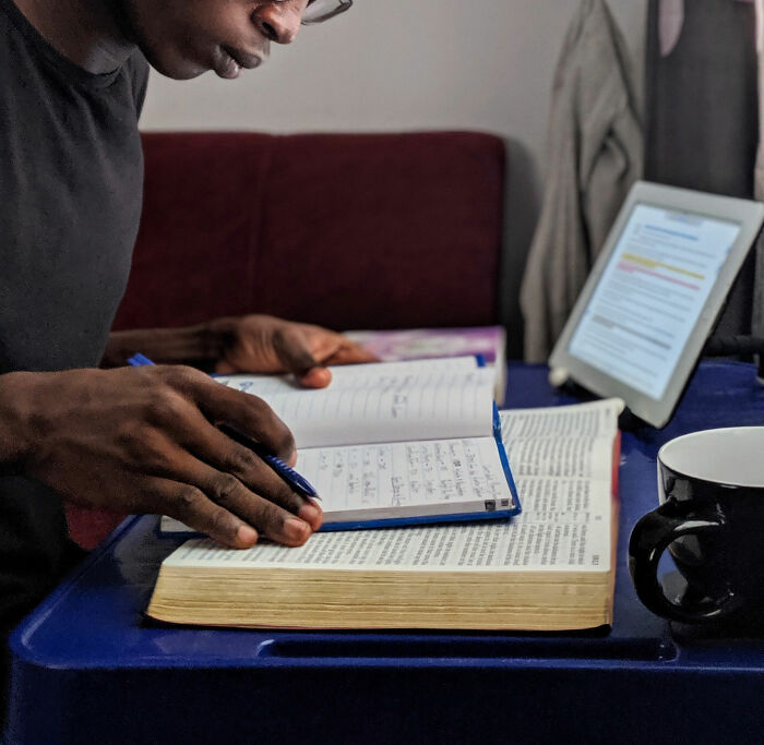 36 People Share What Traits Show A Person Wasn't Loved By Their Parents Enough As A Child