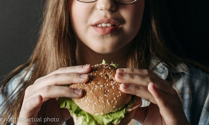A esta vegana le dieron una hamburguesa real sin que lo supiera, y su experiencia generó una discusión importante