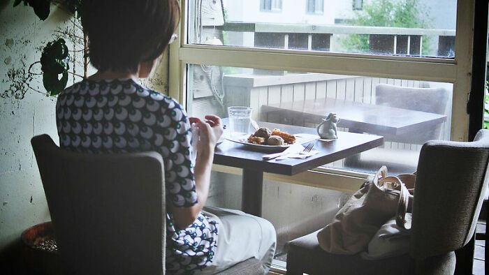 Man Shares How His Wife Didn't Know How To Speak To A Cafe Server She Thought Was Trans, Gets Roasted