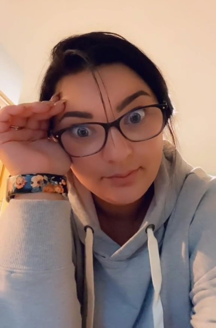 People Are Cracking Up At This Woman&rsquo;s Conversation With A Client Demanding That She Create An Anti-Vax Door Sign