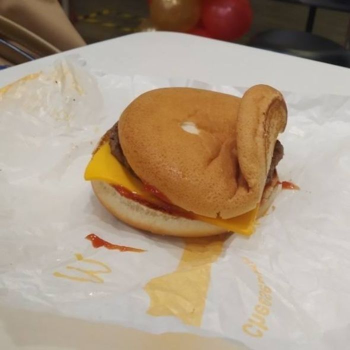 Customers Share Their Worst McDonald's Orders On This Instagram Account (40 Pics)