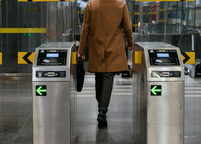 30 People Reveal Scams They Still Can't Believe They Bought