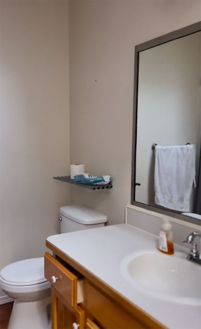 Couple And Their 5 Kids Live Their Life "Unblended" In Two Separate Suites In The Same House Couple And Their 5 Kids Live Their Life "Unblended" In Two Separate Suites In The Same House