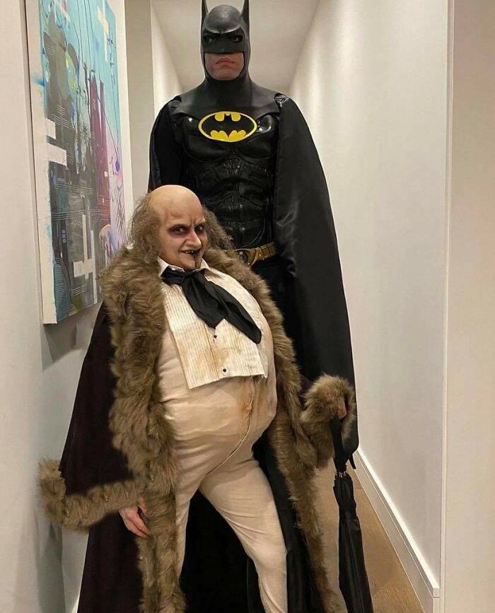 Cosplay de Halloween (Batman Regresa) por el jugador de la NBA Robin López y su esposa