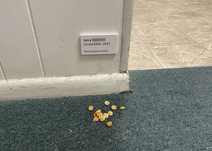 Mi compañero de trabajo tiene la tendencia a derramar su cereal al salir de la cocina por la mañana y dejarlo allí. Lo he convertido en arte moderno