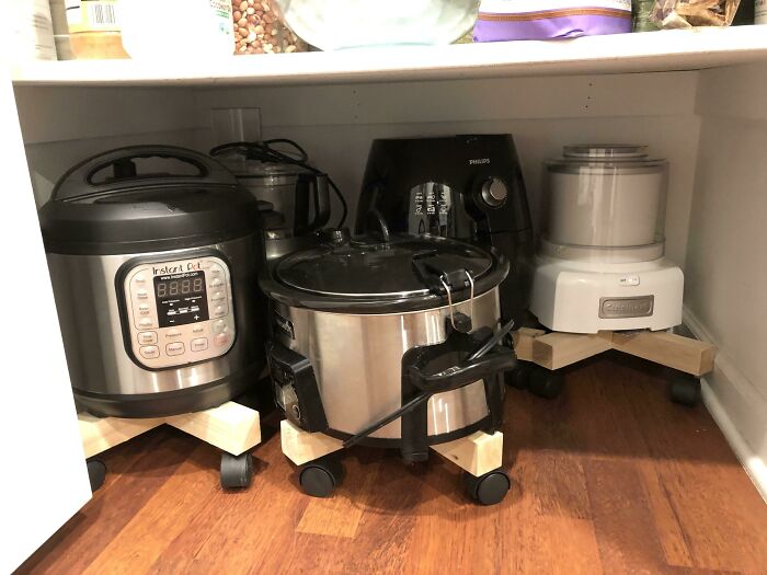 Sé perezoso. Haz un garaje para tus pequeños electrodomésticos pesados con soportes rodantes de plantas baratos