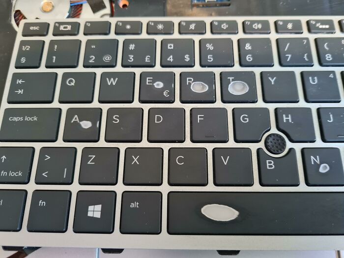 ¿Cómo se puede desgastar así un teclado de menos de un año? ¿Acaso teclea a 50000 pulsaciones por minuto?