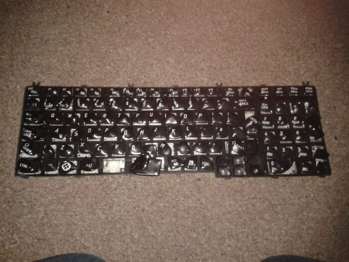 Cuando era más joven, intenté secar el teclado de mi portátil poniéndolo en el horno a baja temperatura