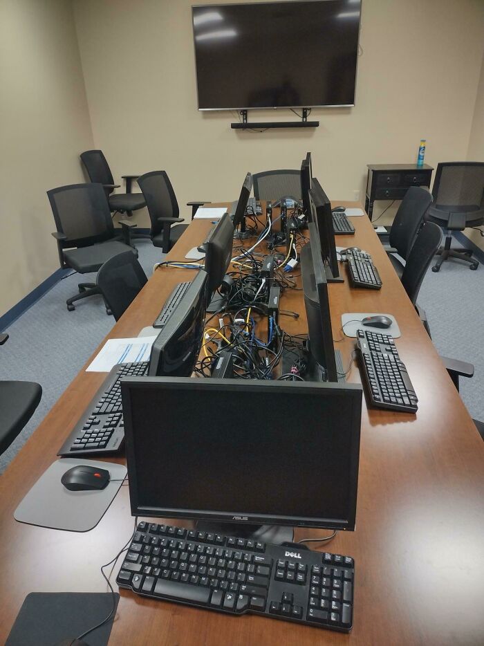 Cuando te avisan con 4 horas de antelación para tener 7 estaciones de trabajo disponibles para una clase de formación: