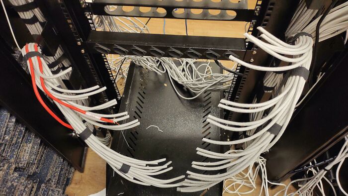 El cliente dijo que el antiguo propietario dejaría toda la infraestructura de la red. Gracias