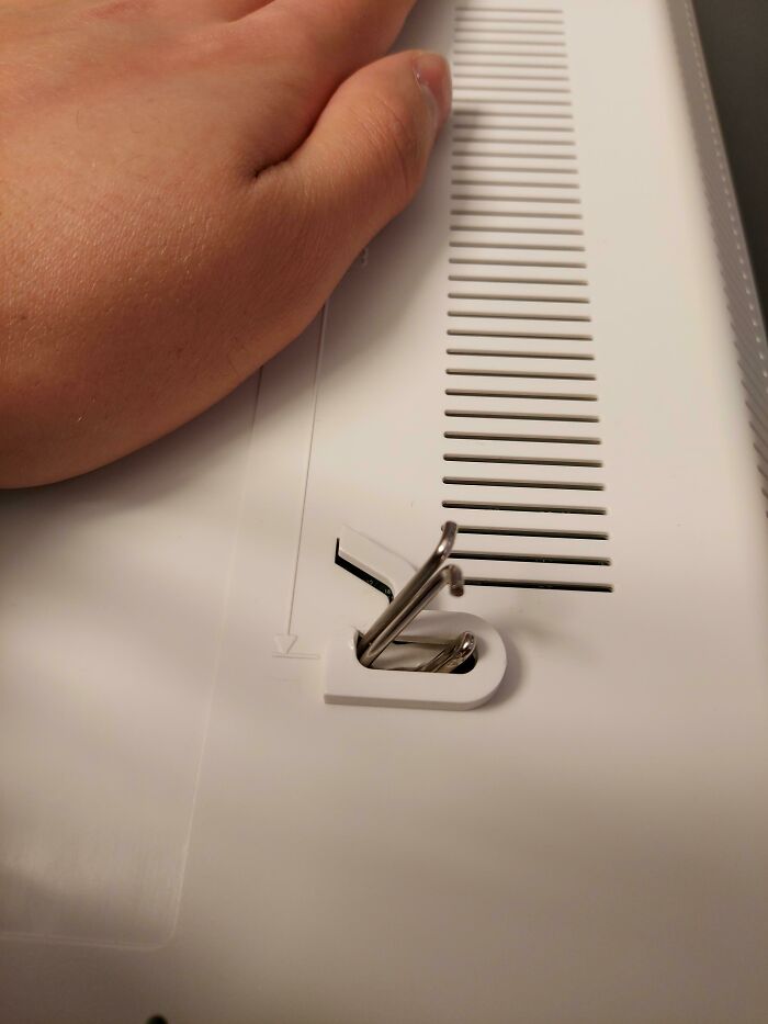 La nueva chica de mi trabajo intentó averiguar la contraseña del WiFi para conectar su iPhone y ver Tiktok durante los descansos, dobló el gancho del router mientras intentaba quitarlo de la pared de forma brutal, ese gancho de metal se atascó y provocó un cortocircuito en el router desde dentro. La gente es muy burra