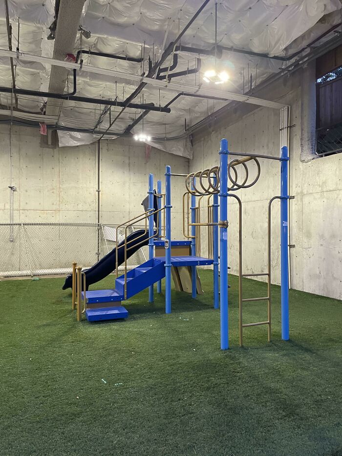 Zona de juegos en un bloque de apartamentos