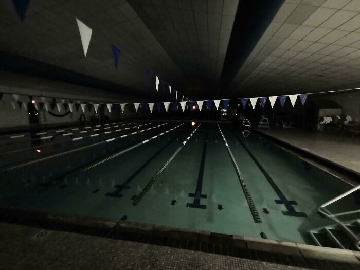 Trabajo en esta piscina y da miedo al cerrar y apagar las luces