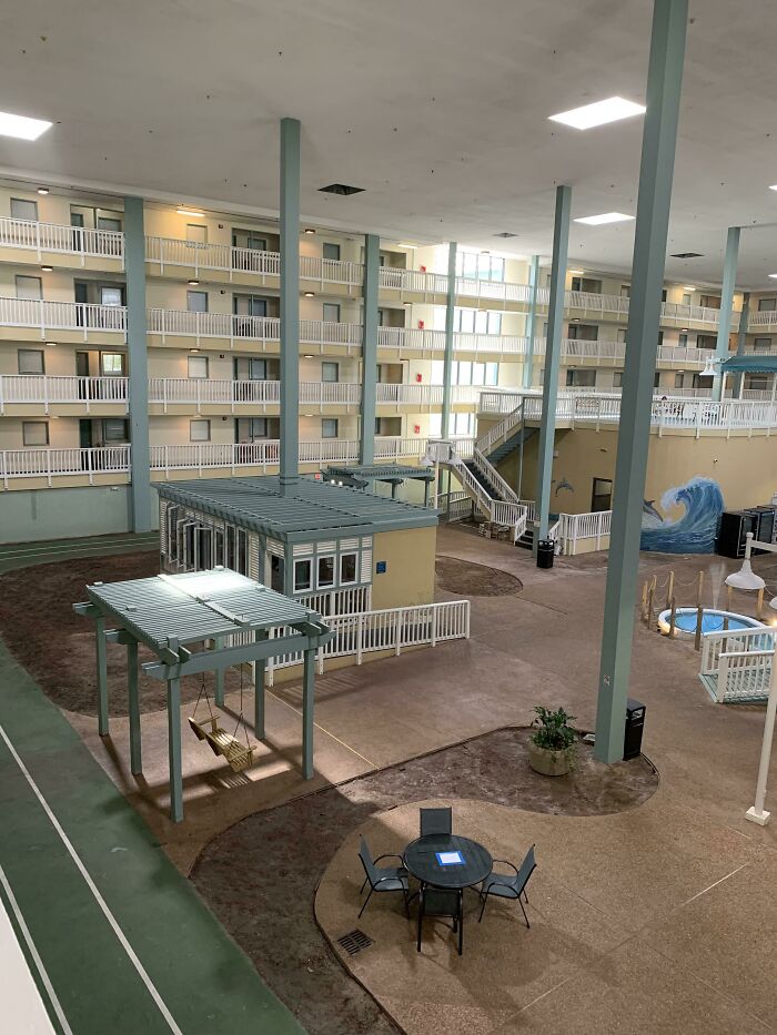 Zona de piscina cubierta en un resort de vacaciones