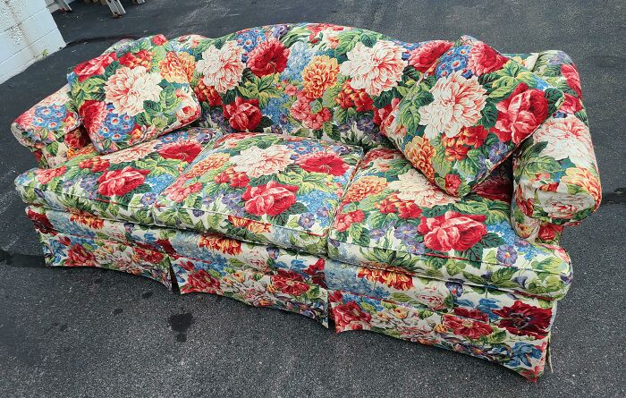 Curbside Find! This Couch Was Too Cool