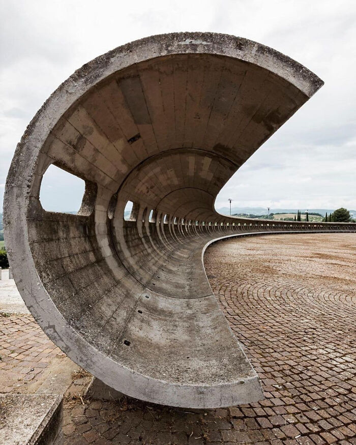 Banco de cemento, parte del complejo del Santuario Dell'amore Misericordioso, Todi, Italia (del arquitecto Julio Lafuente, 1953-1974)