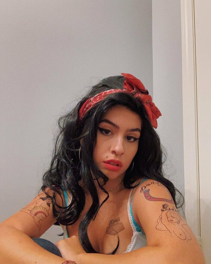 Alessia Cara como Amy Winehouse