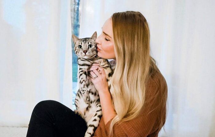 This Cat Is Not Only Keeping Her Owner Company, But Also Gives Wholesome Advice To Others, And Her Fans Melt Over Her