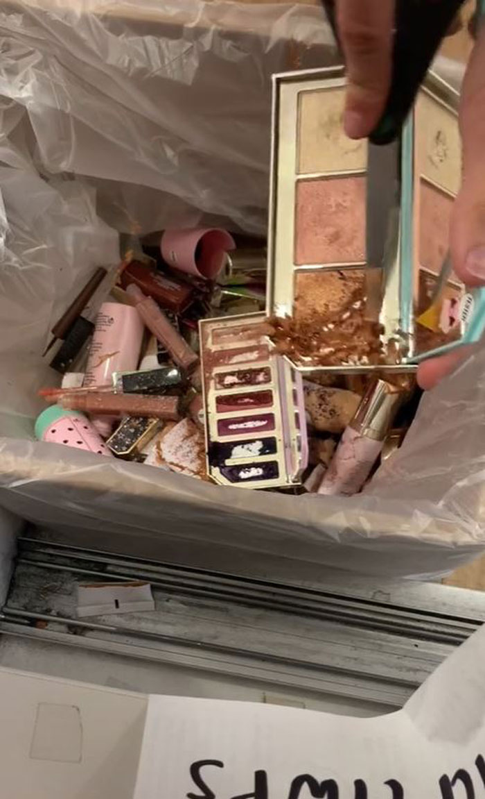 "This Is What We Do At Ulta": Ulta Beauty Employee Shares Company’s Policy For Returned Items, Which Is Destroying Them "This Is What We Do At Ulta": Ulta Beauty Employee Shares Company’s Policy For Returned Items, Which Is Destroying Them