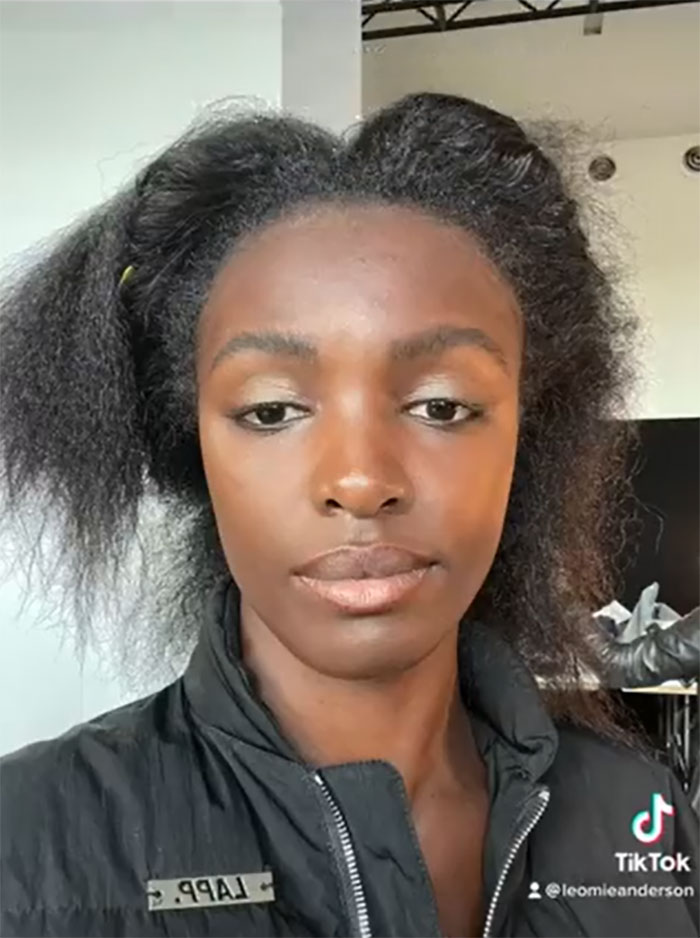 Una top model negra se maquilló y peinó ella misma 10 minutos antes de desfilar porque los maquilladores se equivocaron