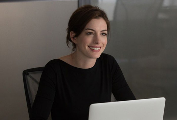 20 Celebridades que son totalmente distintas entre bastidores