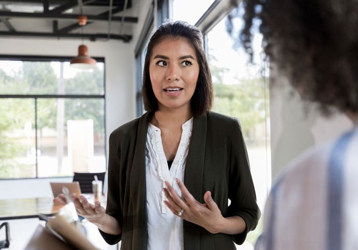 Esta mujer sin hijos se negó a darle 6 de sus días de vacaciones a una compañera de trabajo con 3 hijos, generando un conflicto en la oficina