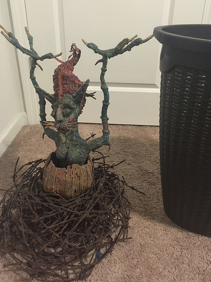 Ayudé a mi amigo a mudarse. Encontró esto en su nuevo y espeluznante cobertizo. Dijo que yo podía quedármelo