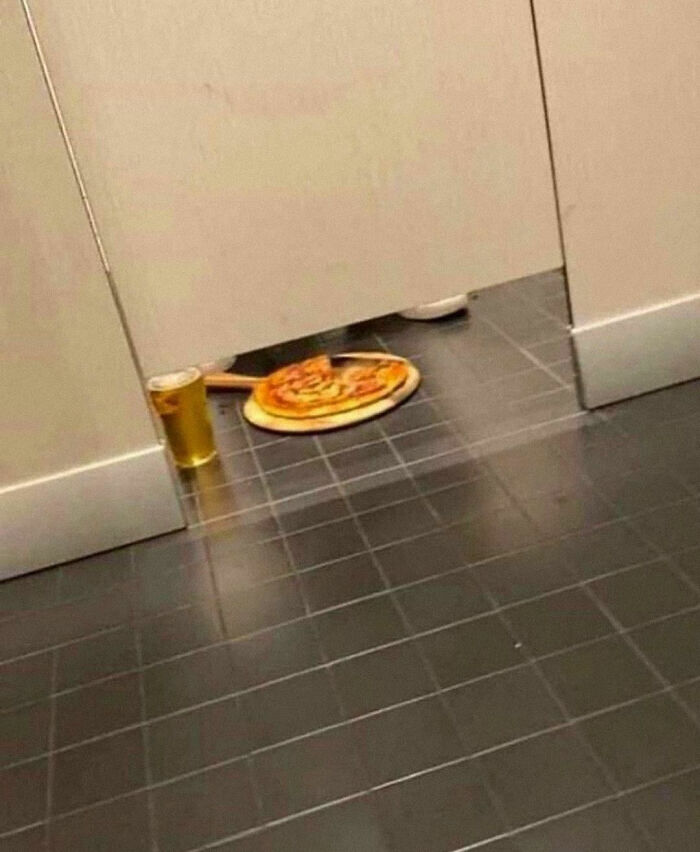 "I Want To Leave" Is Pretty Much The Weirdest Instagram Account, And Here Are 50 Pictures To Prove It (New Pics)