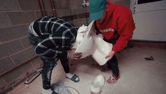 Pegarse un inodoro en la cabeza