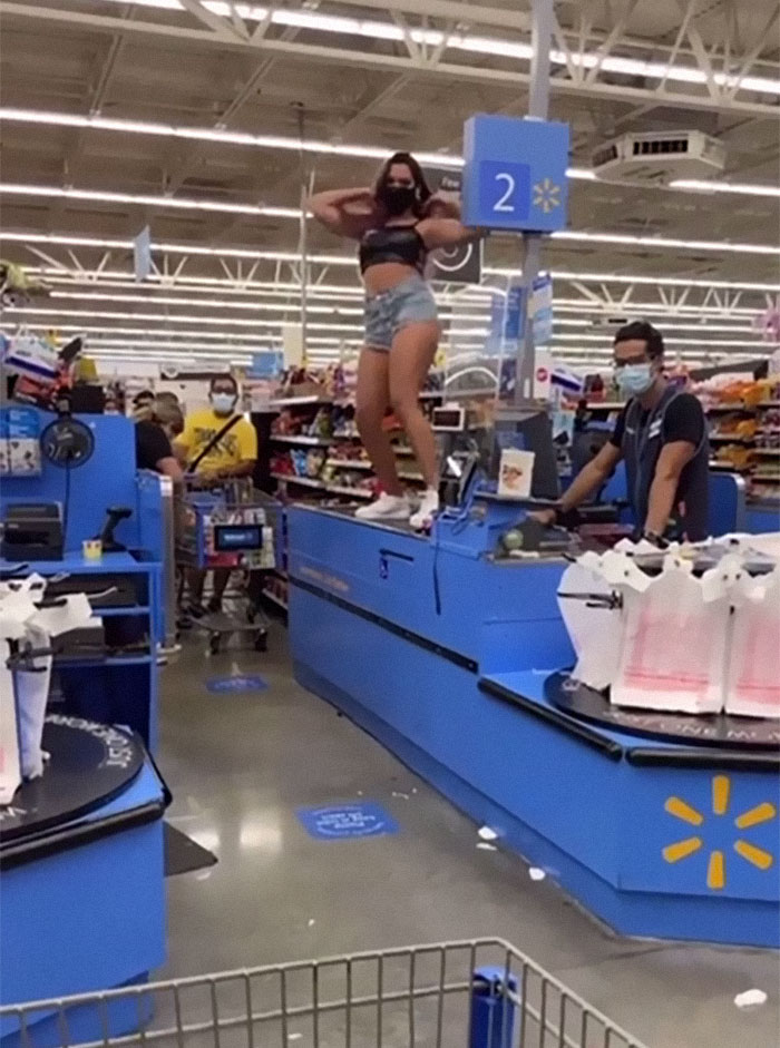 Molestando a los demás mientras compran