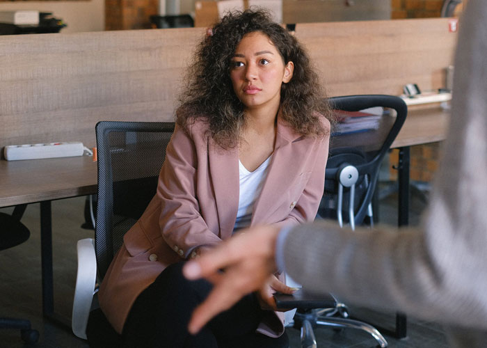 Una empresa despidió a esta empleada por tardar 10 minutos en responder a los emails, y se arrepintieron enseguida