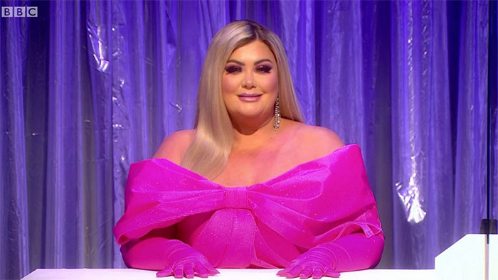 Pueden notar que dejó de difuminar su maquillaje debajo del cuello 