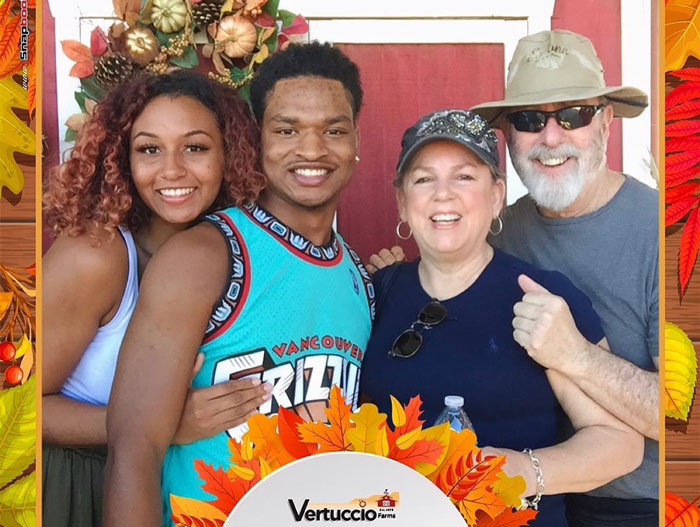 Grandma And A Stranger Who She Accidentally Invited To Thanksgiving Share Their 6th Celebration Together Grandma And A Stranger Who She Accidentally Invited To Thanksgiving Share Their 6th Celebration Together