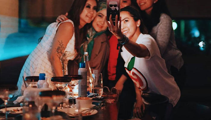 Boyfriend Loses It After Finding Out That His Girlfriend Is Having A Girls' Night In, The Woman Is Blown Away