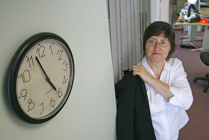 After Not Receiving Loyalty From The Company, Employee Starts Leaving Work Right On The Dot, Maliciously Complying With The Manager's Views