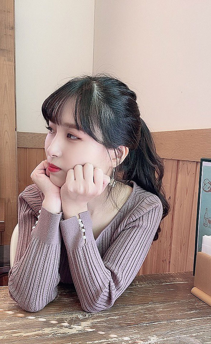 Moody Girlfriend Because Her Boyfriend Keeps Playing Games In His Phone During A Date