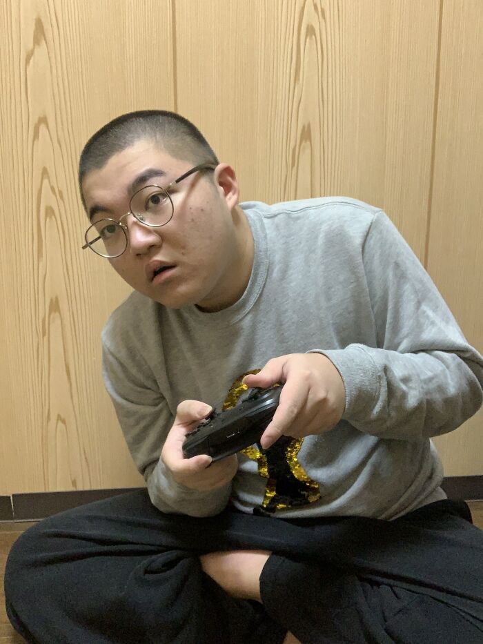 Guy Who Leans In As His Mario Kart Character Turns A Curve