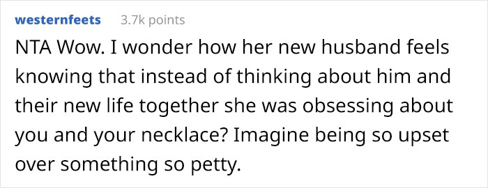 Bridesmaid Asks People Online For Their Take On If She Was Wrong For Refusing To Swap Necklaces With The Bride