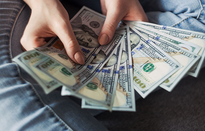 People Who Grew Up Poor Share The Subtle Signs That Show A Person Is Rich (30 Answers)